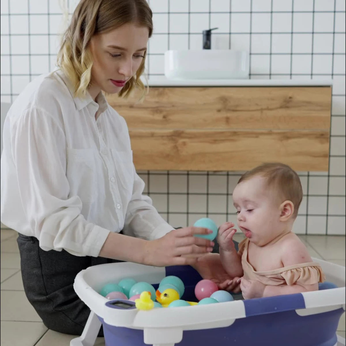 Foldable Baby Bath Tub - Comfortable & Space-Saving